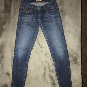 Blue jeans with zipper details